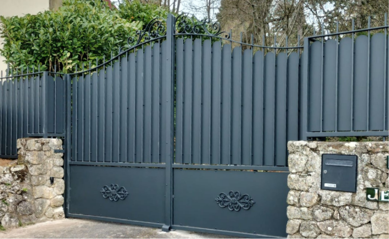 Portail - Chapeau de Gendarme