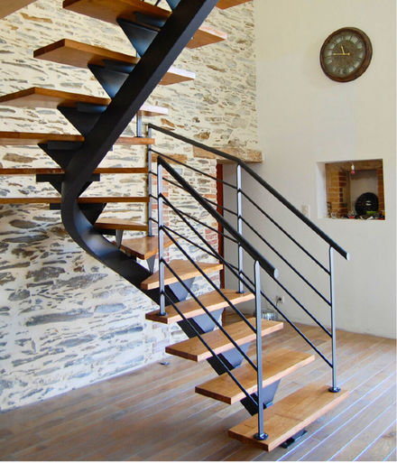 Escalier débillardé en acier et bois