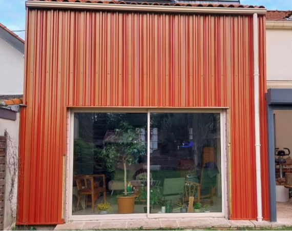 Bardage métallique coloré