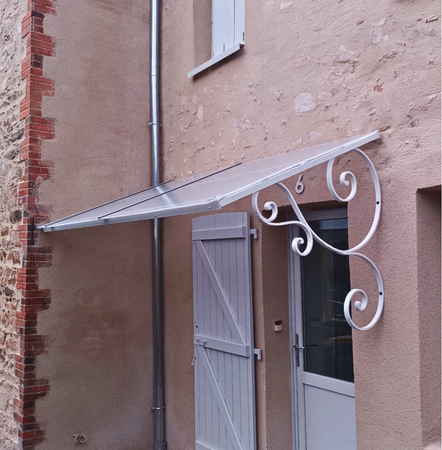 Marquise en acier forgé avec toiture lumineuse