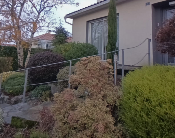 Main courante grise courbée